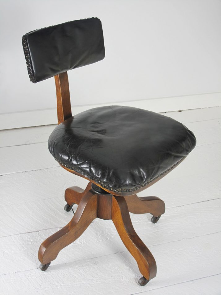 Silla de oficina antigua y desgastada