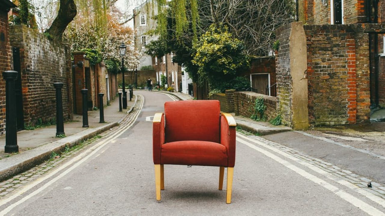 Fotografia artistica de una silla en la calle